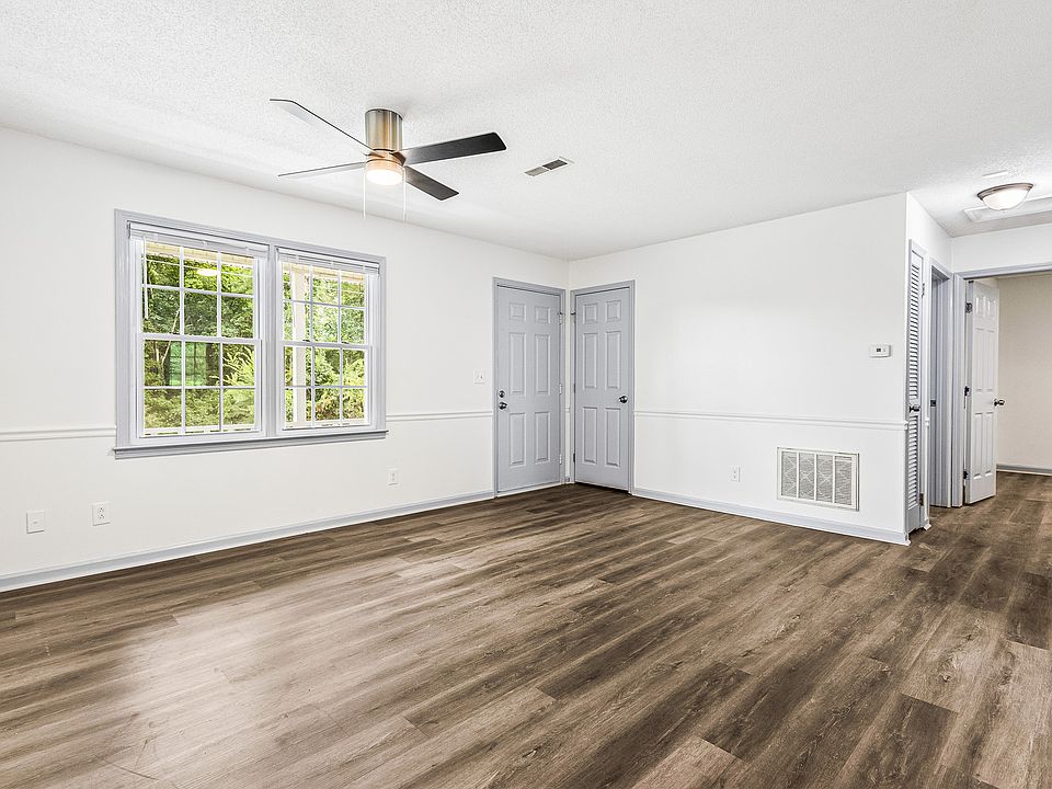 Open living room space, great for entertainment