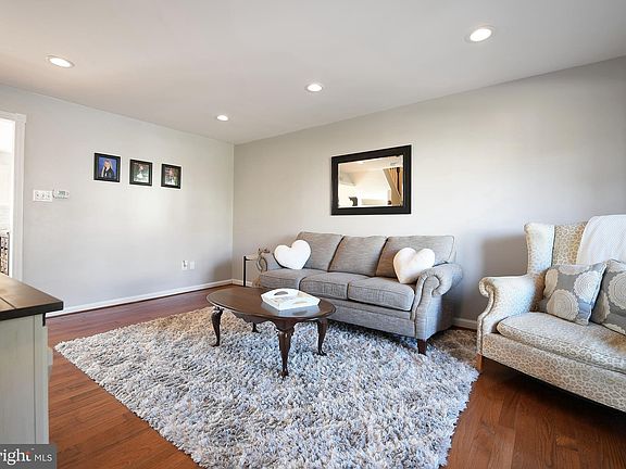 5th image of 1810 Oxford Sq