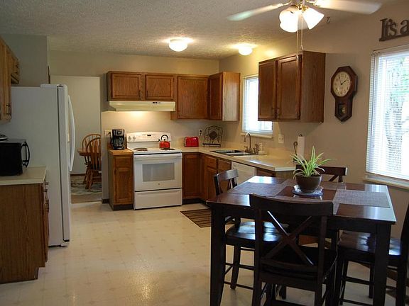 5th image of 1684 Twin Oaks Dr