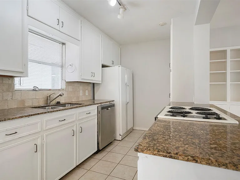 930 W 42nd St — Photo 17