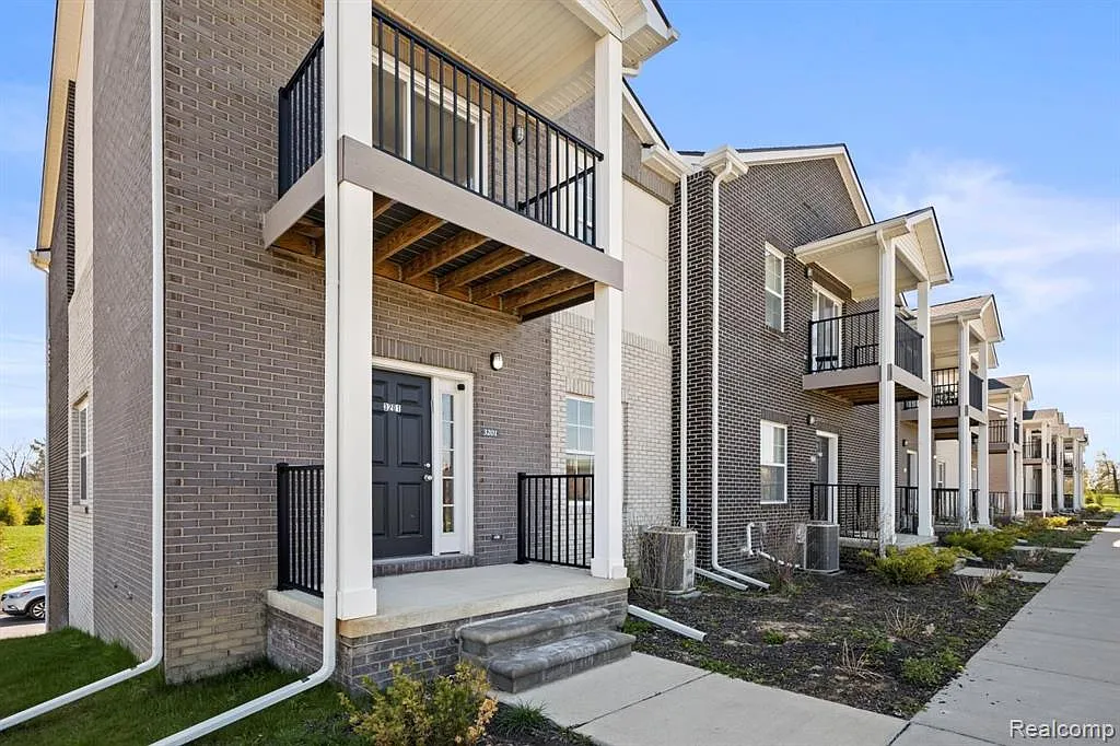 2 bed, 2.5 bath, 1600 sqft, $2,800 — Photo 1