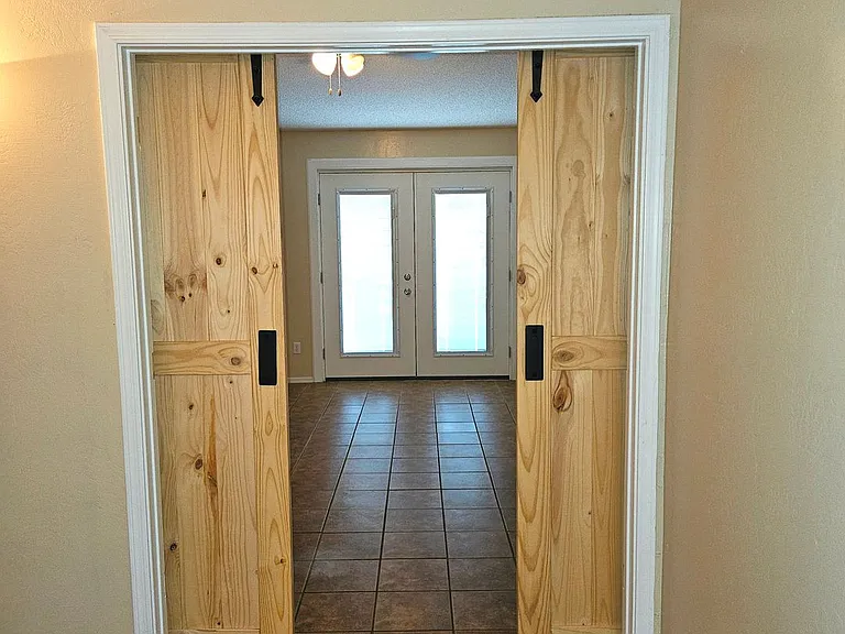 1325 S 28th Dr — Photo 13