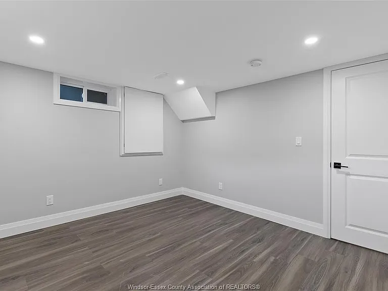 35 Victoria St N #LOWER — Photo 13