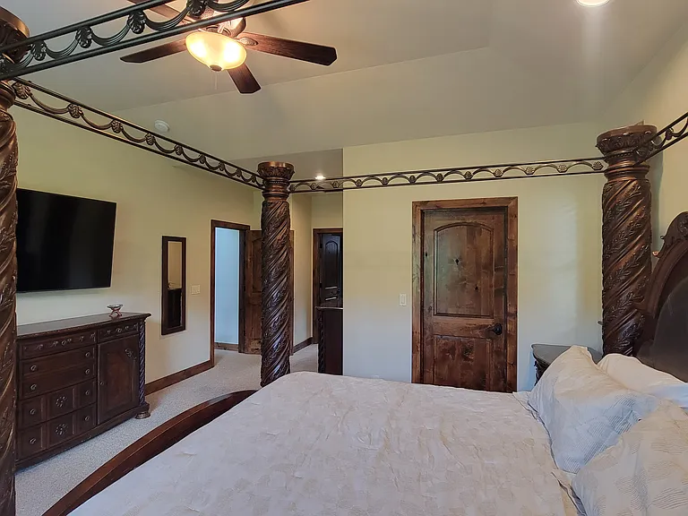110 Lara Pl — Photo 2