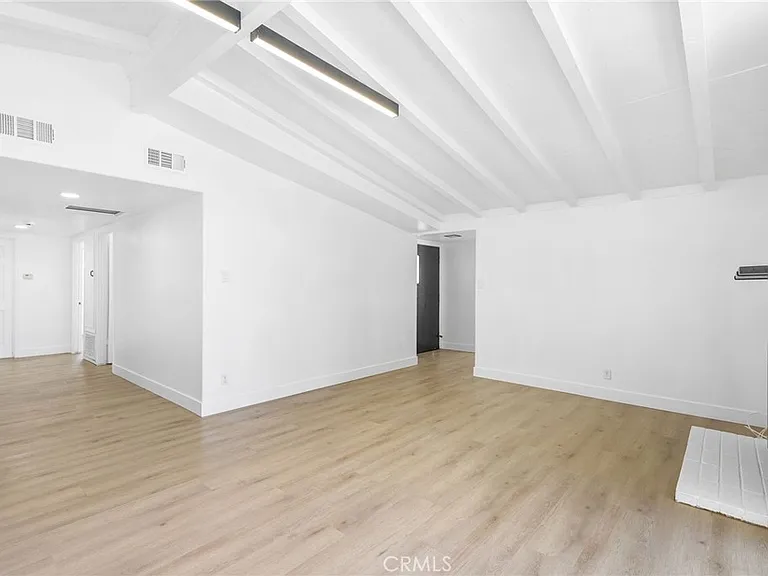 20321 Hamlin St — Photo 5
