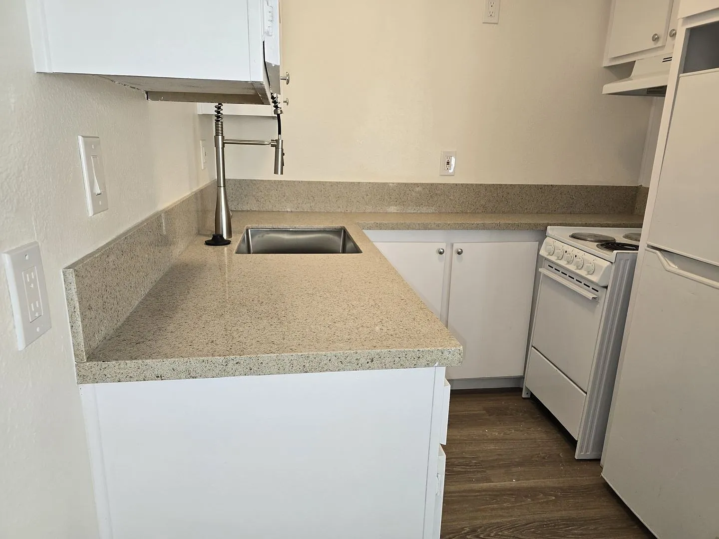 $1695. Remodeled 1 BR in the lovely Villa Sao Miguel 55+ Senior Community — Photo 2
