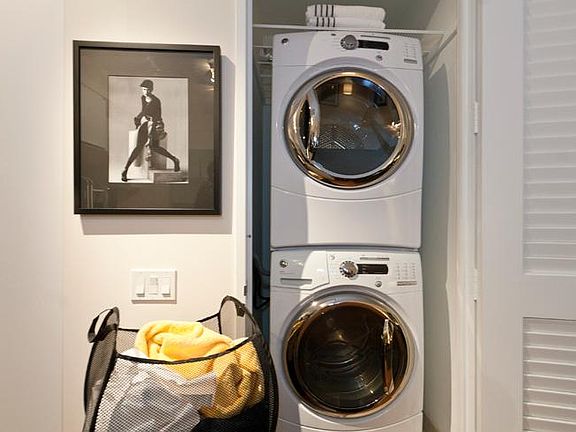 3rd image of 330 W 39th St APT 15E
