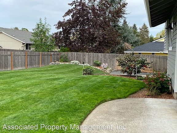 5th image of 419 NE Hillwood Dr