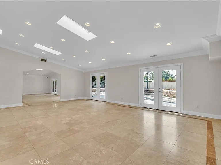 6201 Corbin Ave — Photo 4