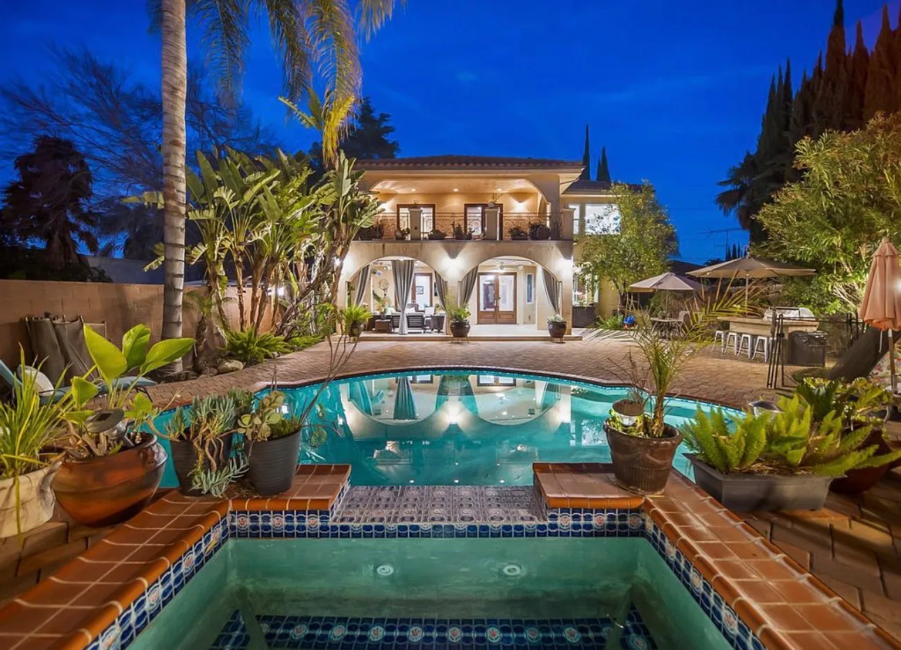 5 bed, 5000 sqft, $14,000 — Photo 1