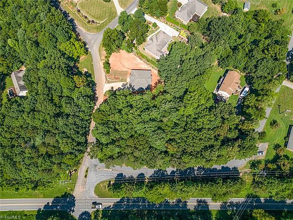 2nd image of 104 Creekside Ln