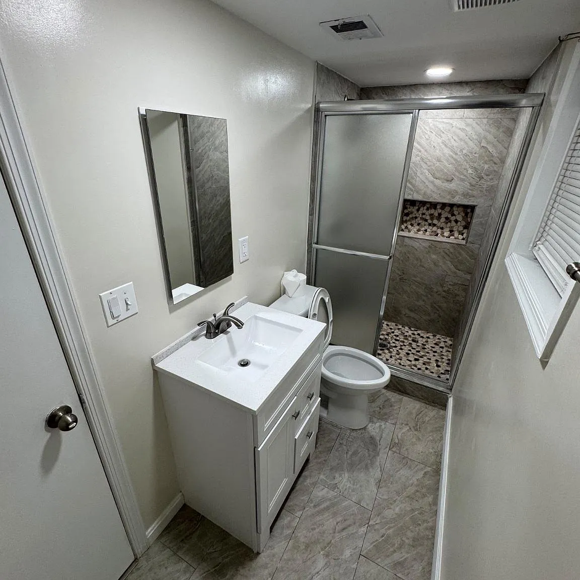 2 bed, 1.0 bath, 1208 sqft, $1,900 — Photo 2