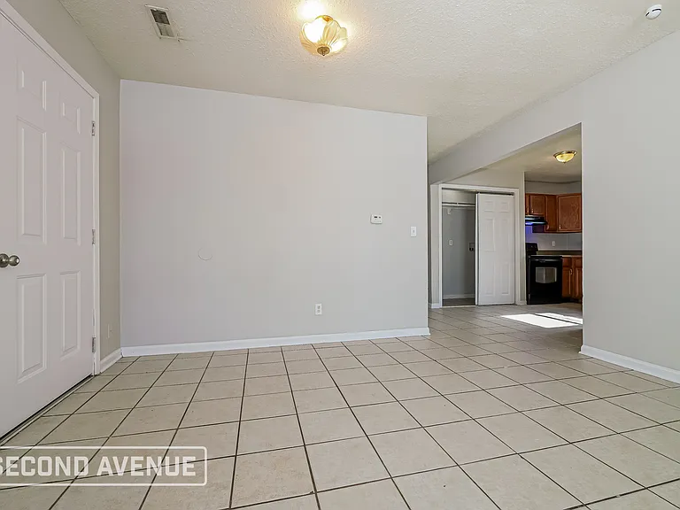 2833 Kensington Ave — Photo 9