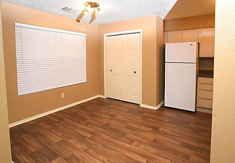 Crestwood Apartments — Photo 18