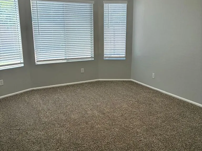 529 E Cantebria Dr — Photo 7