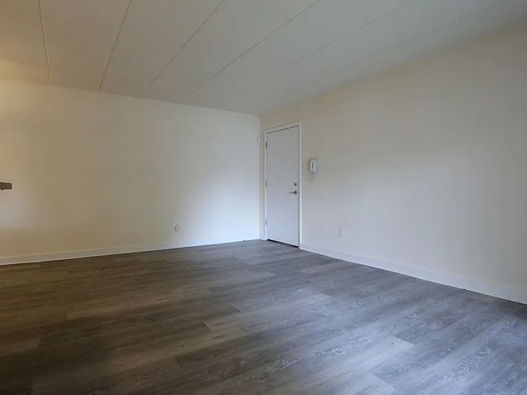 Lansdowne Station Apartments — Photo 16