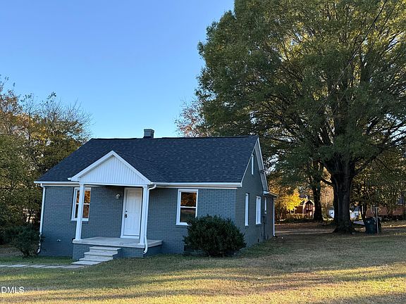 3rd image of 2222 Sunset Hills Dr