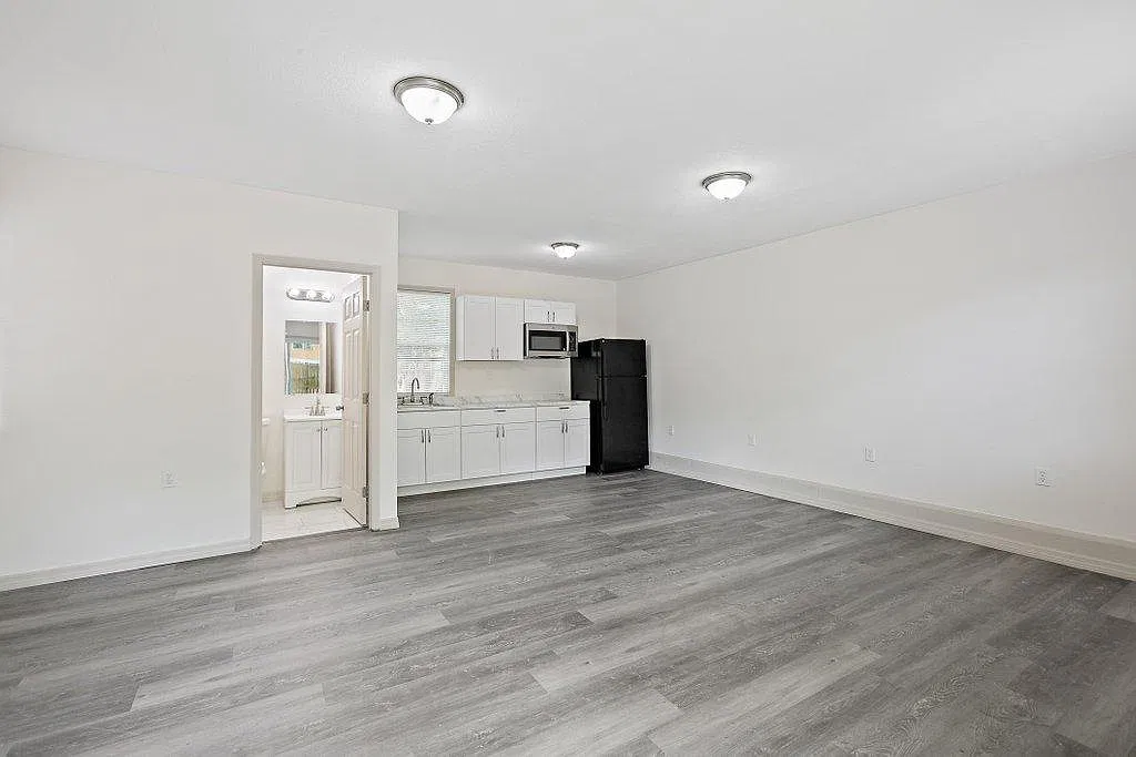 3058 Rosselle St - Unit B - Studio — Photo 4