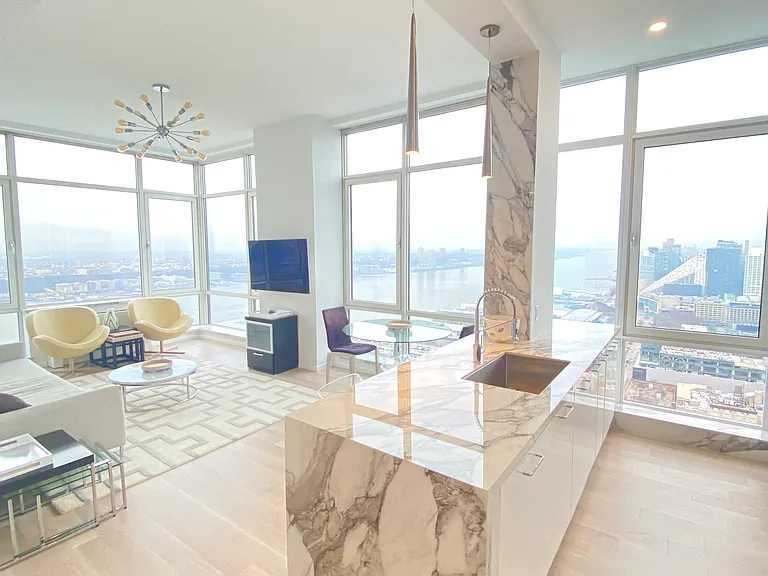 635 W 42nd St #44F — Photo 6