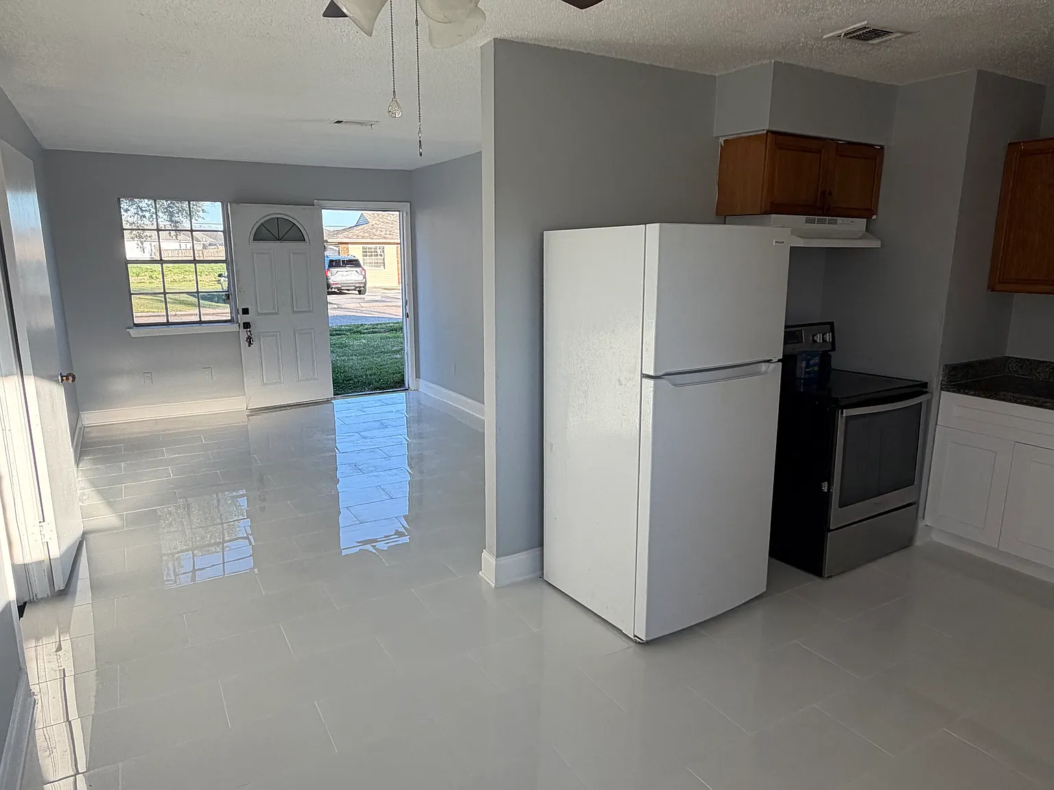 912 N Clark Ln — Photo 4