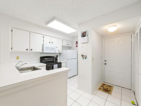 5th image of 2230 N Cypress Bend Drive #302