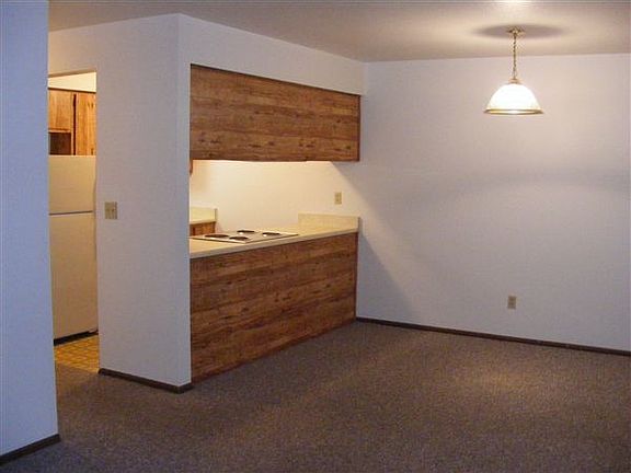 Dining Room w/ Breakfast Bar