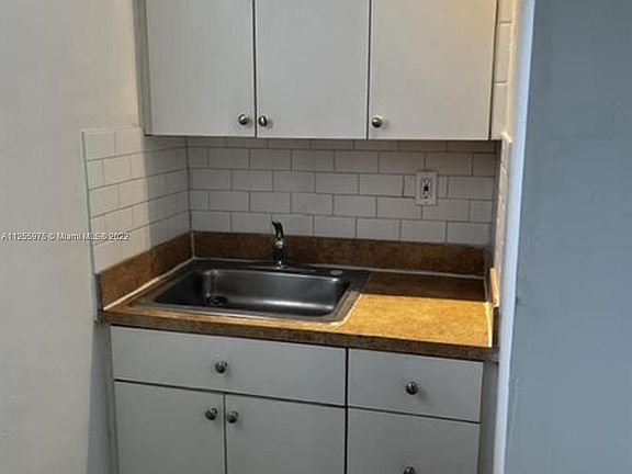 3rd image of 980 NE 169th St APT 100