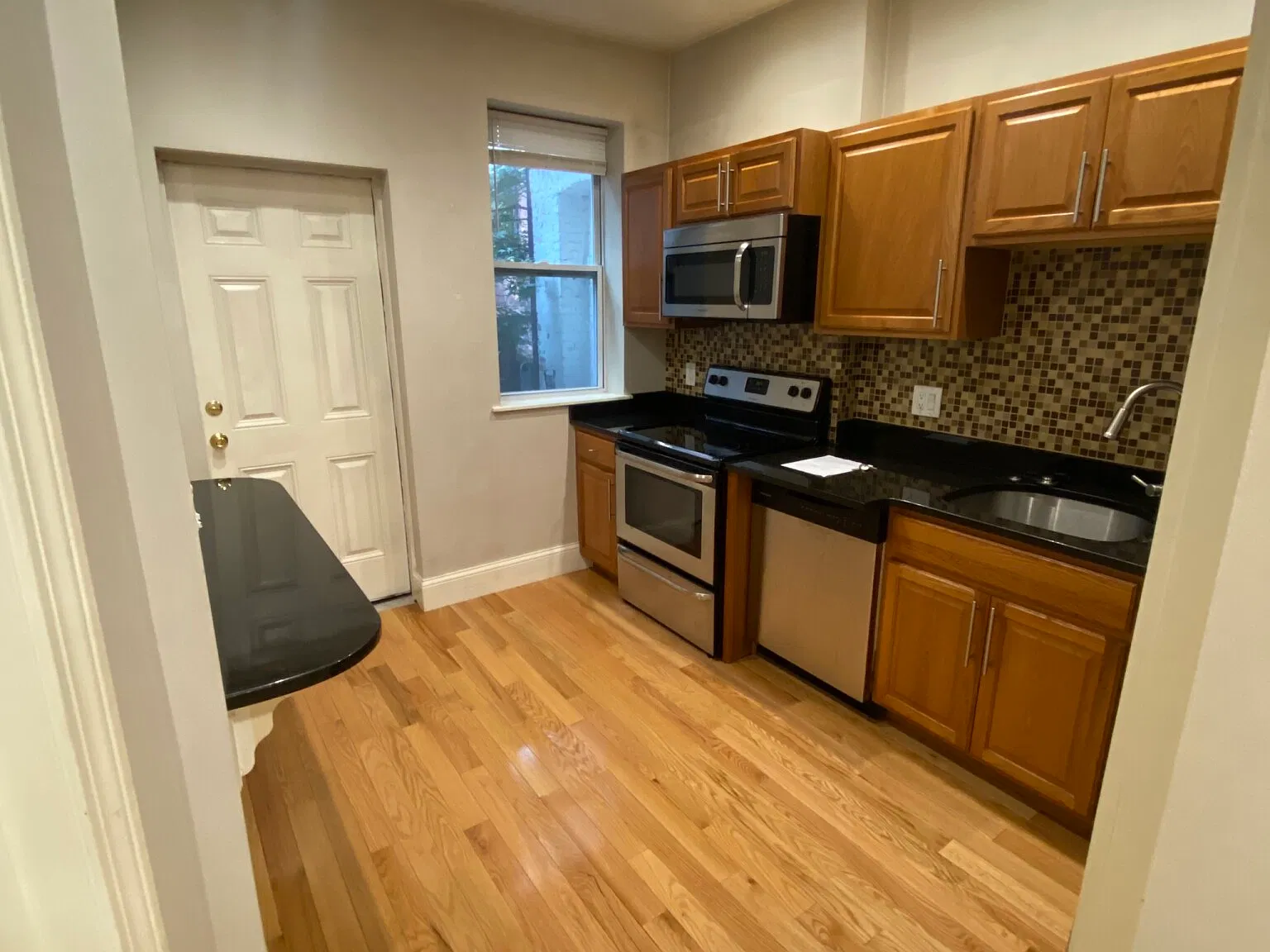 1 bed, 999 sqft, $2,800 — Photo 3
