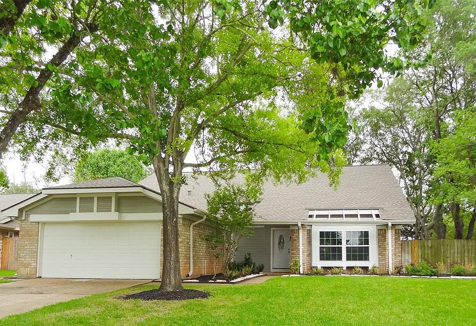 Welcome to your new home! Great location in Sugarland. Enjoy the large front & backyard!