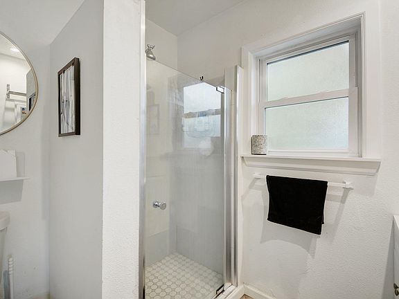 2nd image of 209 E Live Oak St #A
