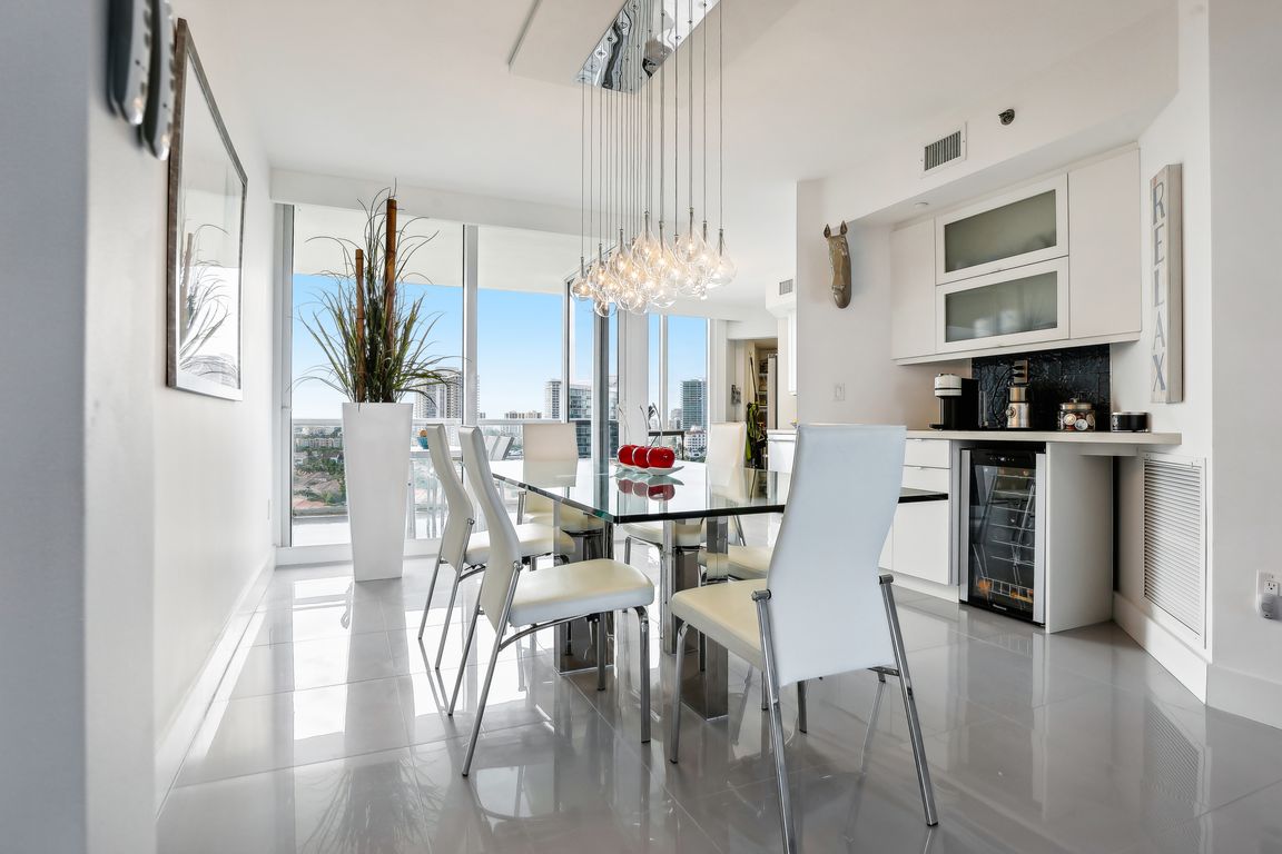 Collins Ave 1406-017.jpg