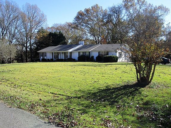 2nd image of 711 Hickory Ln