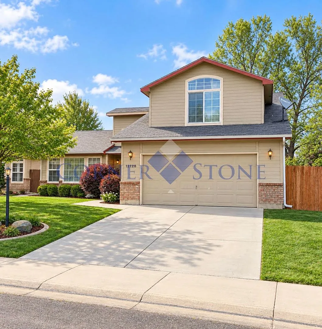 Wonderful Home in Walden Pond Subdivision! — Photo 1