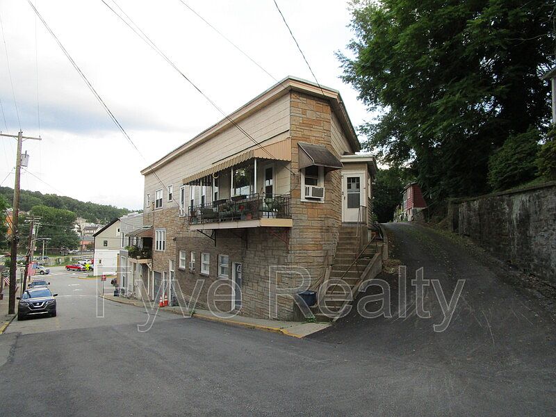 1st image of 5813 Lincoln Ave Floor 3