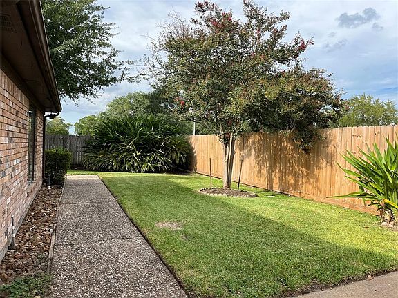 Corner unit with side greenspace