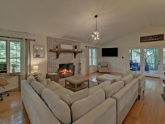5th image of 303 River Point Rd