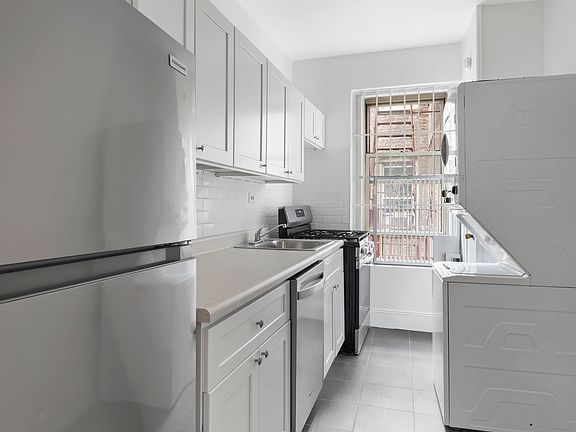 3rd image of 187 Pinehurst Ave APT 4D