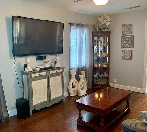 4th image of 1612 Meadowbrook Dr