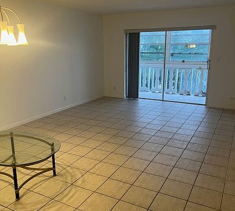 4th image of 218 NE 12th Ave