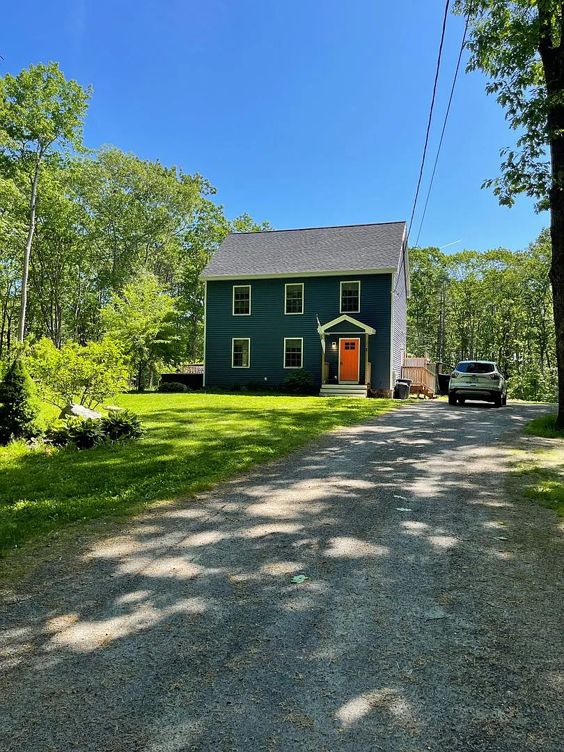 Huge House tucked in a great part of the York, Maine, close to the tolls for easy access! — Photo 1