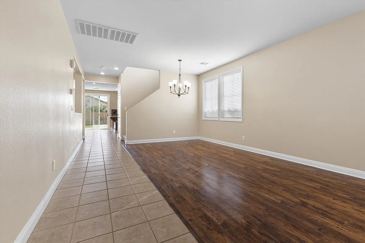 5 bed, 2774 sqft, $3,025 — Photo 3