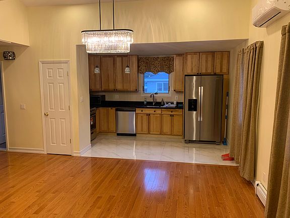 3rd image of 147 Giffords Ln