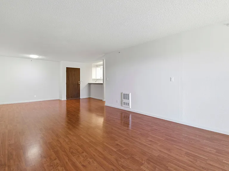 303 Philip Dr — Photo 6