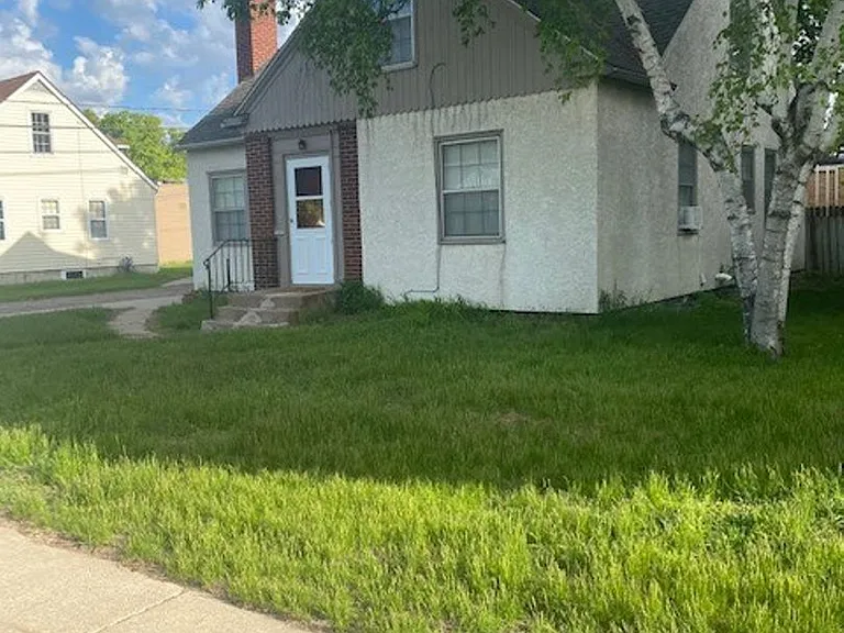 715 Oak St — Photo 1