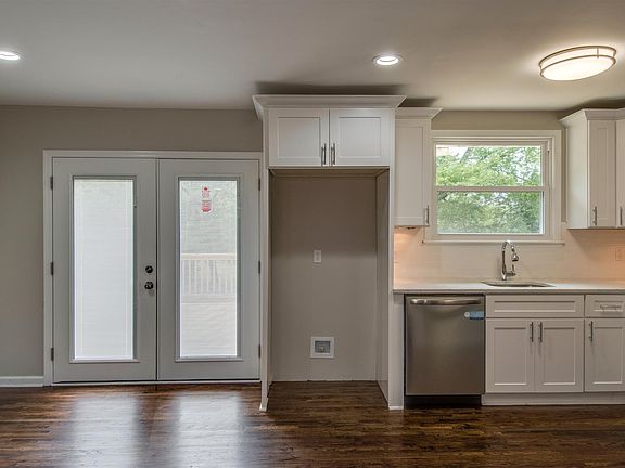 5th image of 3324 Parkway Dr
