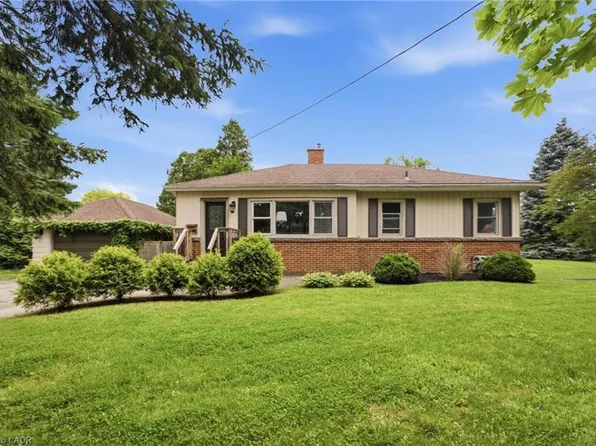 16 Carrington Ct, Hamilton, ON L9G 1R1