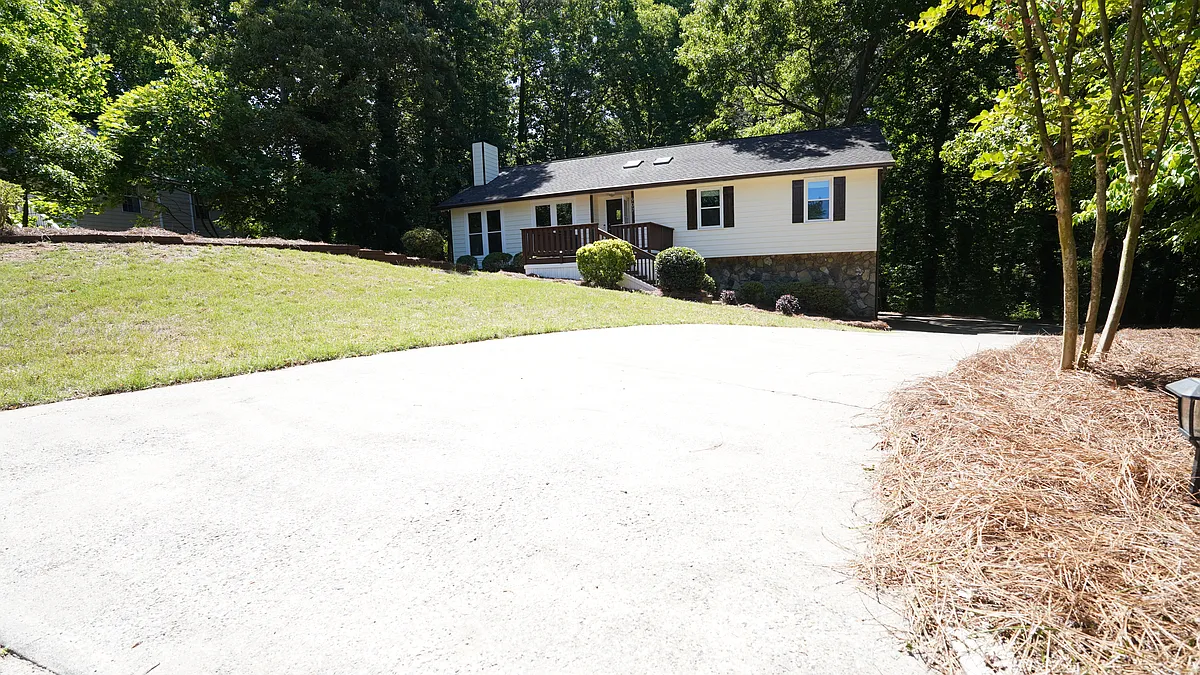 House front view w driveway - 907 Georgetown Ct