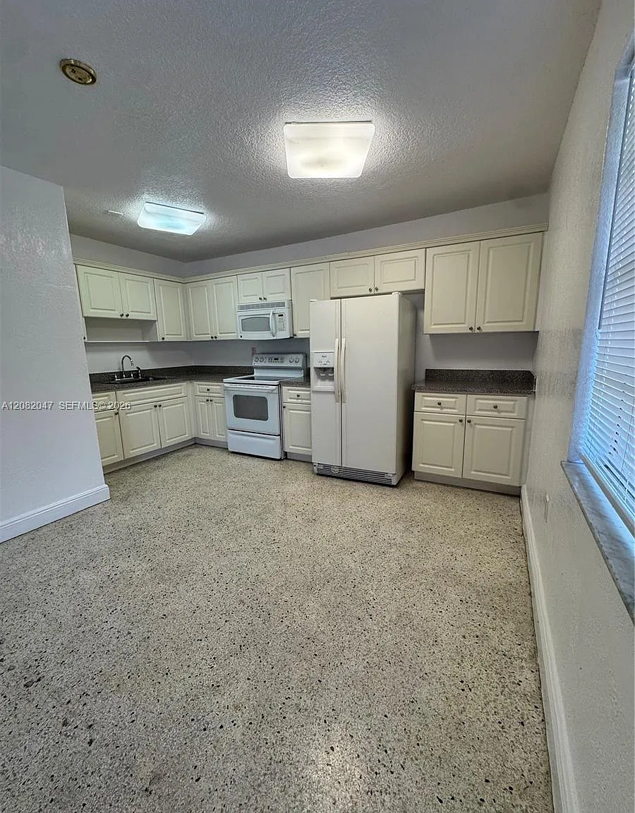 Fifth Avenue Condo — Photo 2