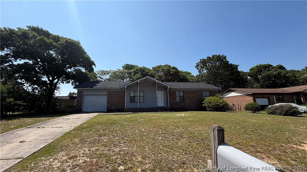 3 bed, 1.5 bath, 1200 sqft, $1,400 — Photo 1