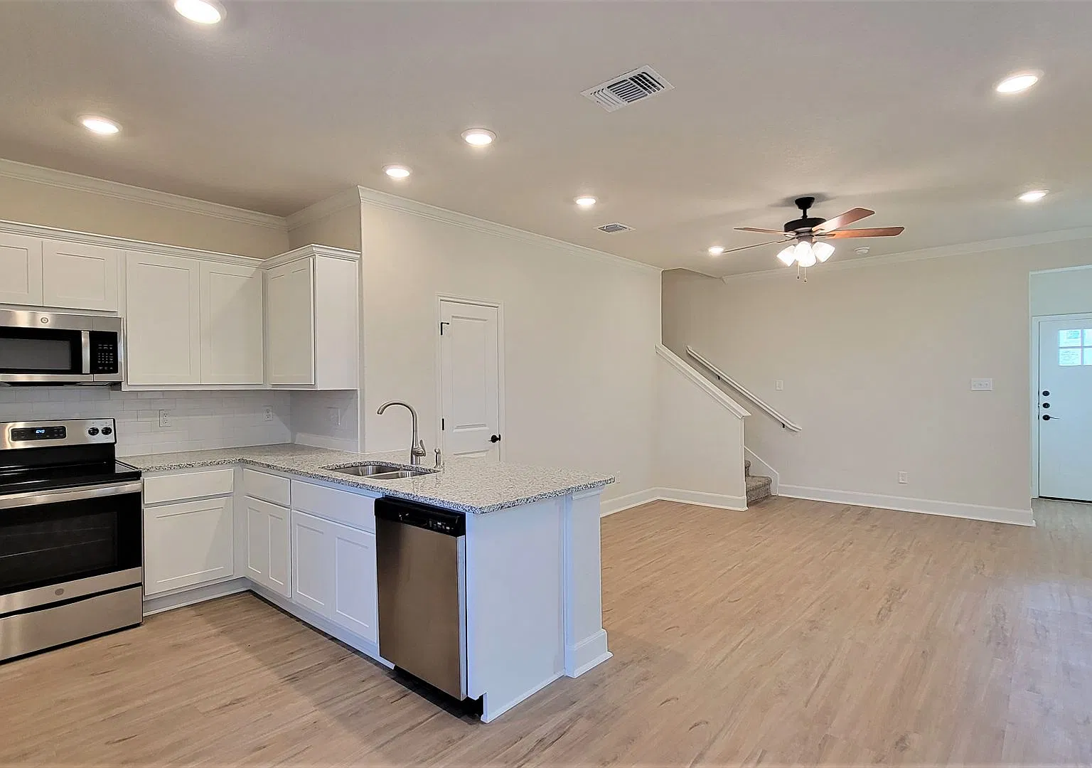 7506 Astro Field — Photo 3